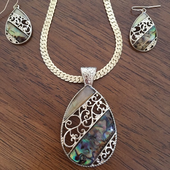 Jewelry - Vintage gold tone necklace with earrings